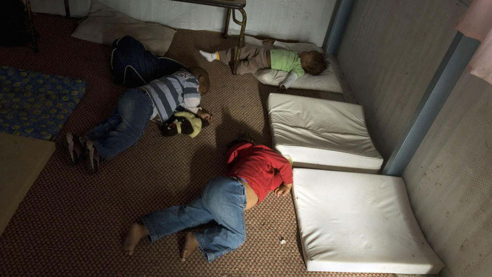 SOVER P� GULVET: Disse barna, og de omkring 15 000 andre som bor i Blikkiesdorp, skal holdes vekk fra VM-turistenes oppmerksomhet. Foto: AFP/Rodger Bosch/Scanpix