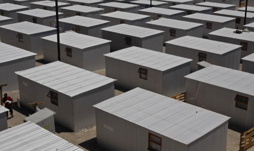 - SOM EN KONSENTRASJONSLEIR: Mange sier de er blitt tvunget til � flytte til Blikkiesdorp. Foto: AP/Schalk van Zuydam/Scanpix