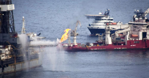 ALLEREDE P� PLASS: P� bildet fra oppryddingsarbeidet i Mexicogolfen er de norske offshoreskipene �Rem Forza� (t.h. bak) og �Boa Sub C� (t.h. foran) i full sving rundt havarerte �Deepwater Horizon�. Foto: LEE CELANO/REUTERS/SCANPIX