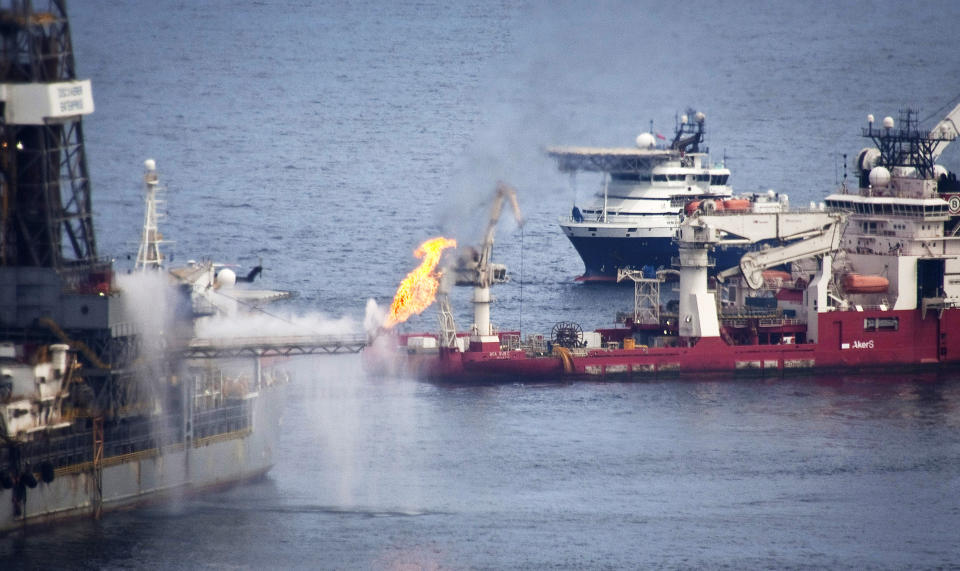 - HELSESKADELIG ARBEID: �Rem Forza� (bak t.h.) og �Boa Sub C� (foran t.h.) er blant en rekke norske fart�y som deltar i opprydningsarbeidet etter �Deepwater Horizon�-ulykken. N� frykter de for helsa. Foto: LEE CELANO/REUTERS/SCANPIX
