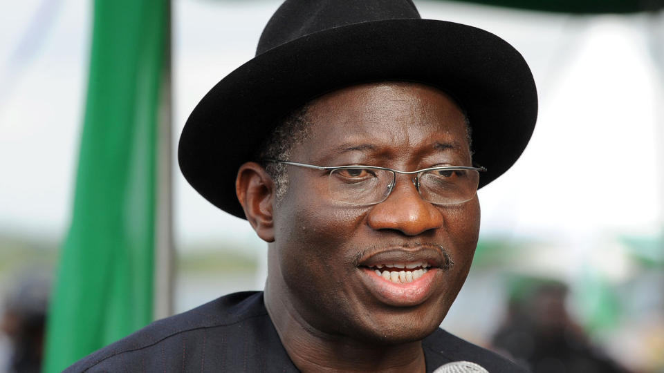 MILLIONGAVE: Nigerias karismatiske president Goodluck Jonathan bes�kte spillerne i dag. Foto: AFP/Scanpix