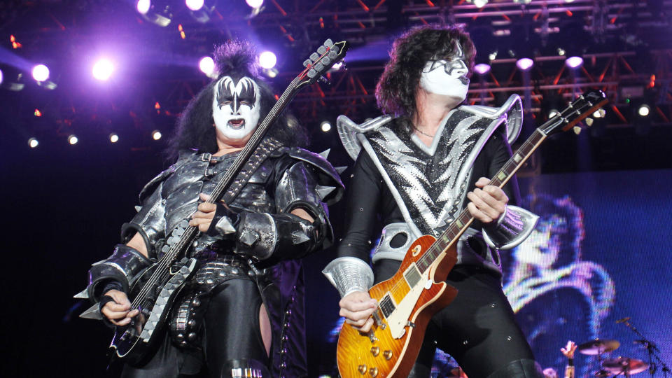 GOD BUTIKK:  I kveld skal Gene Simmons (til venstre) og Tommy Thayer i Kiss spille fletta av Vallhall Arena. For 7200 kroner kan du f� et eksklusivt m�te med rockeheltene. Men konsertbilletten m� du kj�pe i tillegg for 750 kroner. Foto: AFP PHOTO DDP/SEBASTIAN WILLNOW