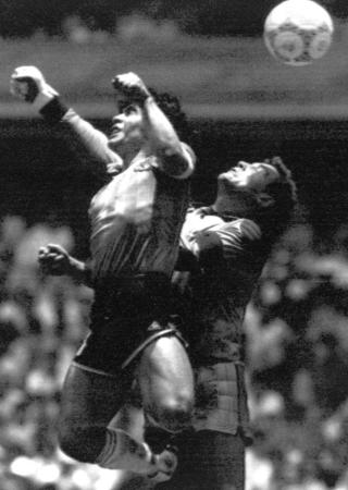 ORIGINALEN: Diego Maradona tok h�nda i bruk da han overlistet England-keeper Peter Shilton under VM-kvartfinalen i 1986.Foto: SCANPIX/AP Photo/El Grafico, File
