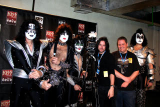 LAGET DOKUMENTAR: Stig Karlsen (nr. 4 fra h�yre) fulgte Kiss, og lagde dokumentaren �Maskefall: Den usminka historien om Kiss�. Her er han sammen med bandet i Oberhausen 2008, fra venstre: Tommy Thayer, Paul Stanley, Eric Singer, Stig Karlsen, NRK-kollega Roy Hilmar Svendsen og Gene Simmons.