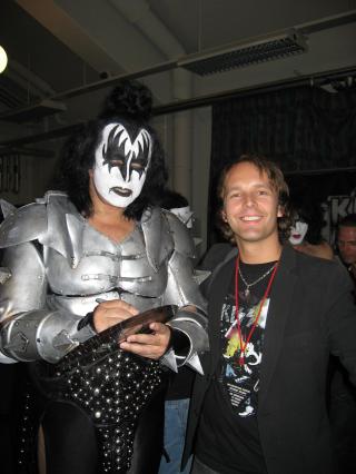 DYR SIGNATUR: Her Signerer Gene Simmons en av Finn H�kon R�dlands LP-plater. M�tet betalte R�dland rundt 8000 kroner for. Foto: Privat