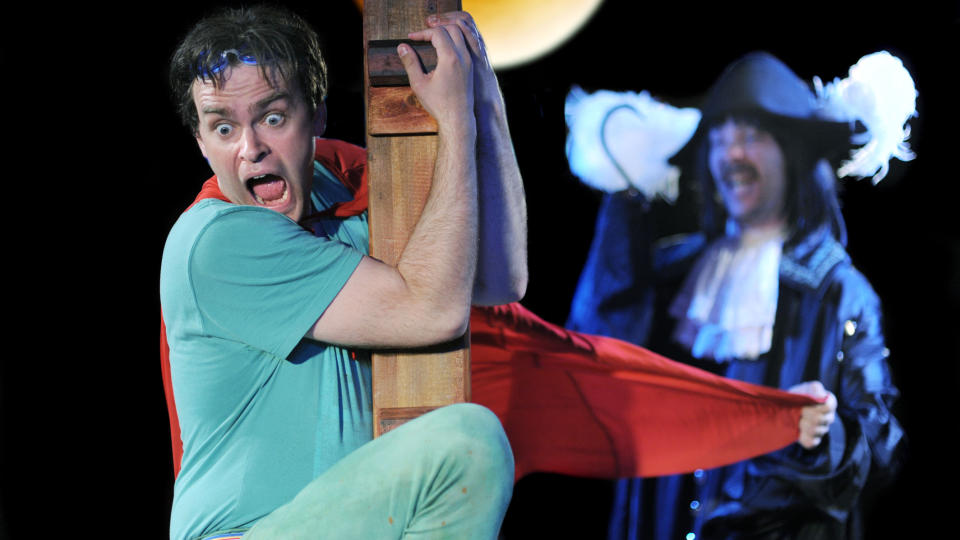 MYE SKRIK OG LITE ULL: Vidar Magnussen er morsom, men Stavangers �Peter Pan� f�les fattigslig og lite eventyrlig. Her med Henrik Horge som Kaptein Kron. Foto: Emile Ashley/Rogaland Teater.