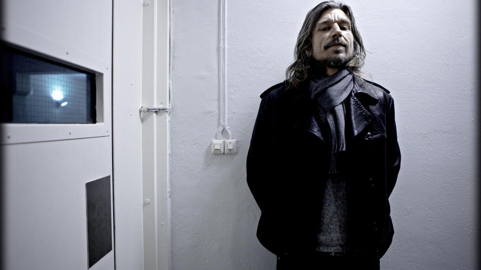 RISIKERER FENGSEL: Forfatter Karl Ove Knausg�rd skriver om en p�st�tt voldtekt han selv skal ha utf�rt h�sten 2000, i �Min Kamp. Femte bok�. Fristen for foreldelse g�r ikke ut  f�r i h�st. Dermed kan Kanusg�rd risikere ti �rs fengsel. Foto: Lars Eivind Bones / Dagbladet.