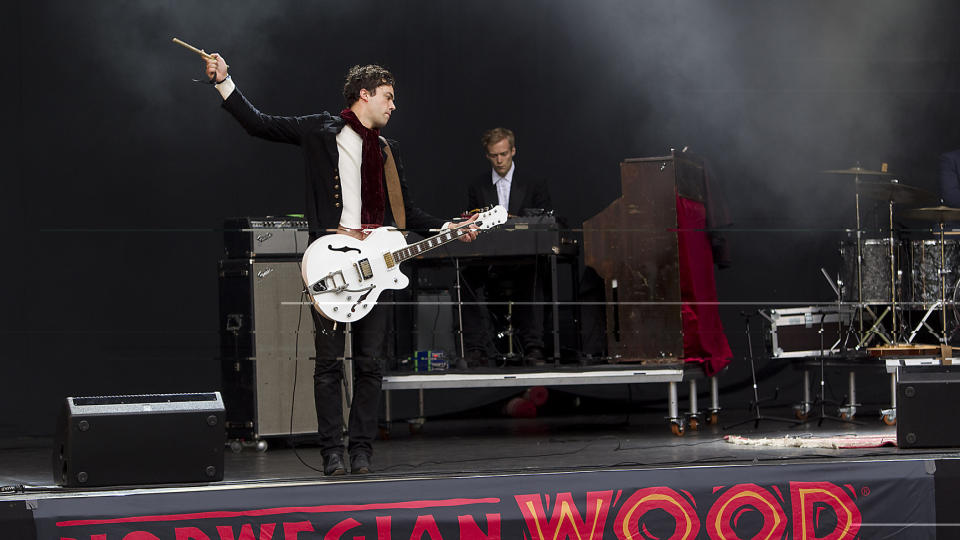F�RST UT: Grande, med gitar og trommestikke (!),  p� Norwegian Wood-scenen i Frognerbadet i ettermiddag. Foto: Jon Terje Hellgren Hansen/Dagbladet