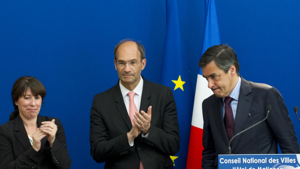 LOVER � TA AFF�RE: Frankrikes statsminister Fran�ois Fillon vil gjennomf�re omfattende kutt for � f� bukt med landets undskudd, her f�r han applaus fra ministre i regjeringen sin. Foto: REUTERS/Scanpix