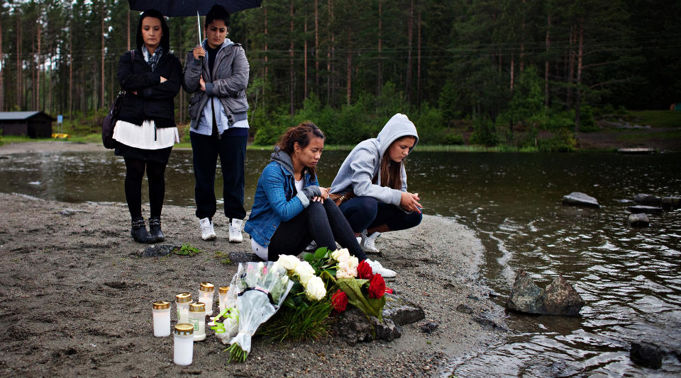 SAMLES I SORGE: Venner og klassekamerater til Ahmed Yama samlet seg i dag ved Burudvannet i B�rum, der 17-�ringen i g�r druknet. Foto: Jo Straube / Dagbladet