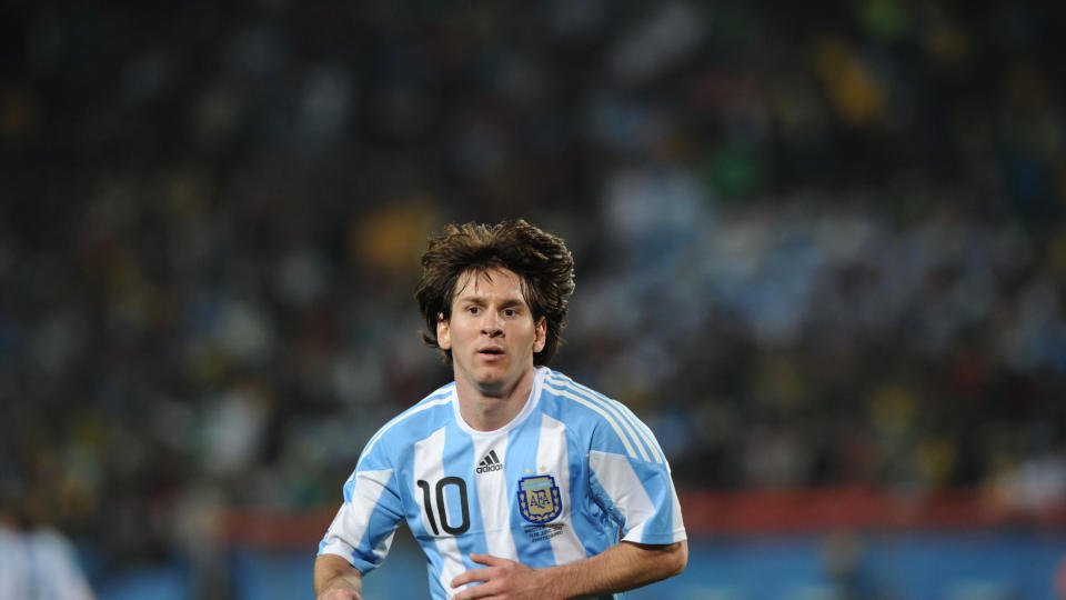 LEI: Lionel Messi synes ingenting om de br�kete vuvuzelaene. Argentineren synes det er vanskelig � kommunisere med landslagskameratene. Foto: Pedro Ugarte / AFP.