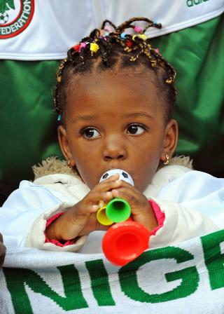 MINIVUVU: Denne lille jenta spiller p� en minivuvuzela. Foto: EPA