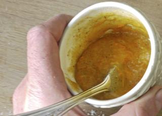 R�R SAMMEN: R�r inn egg og resten av ingrediensene FOTO: �ivind Lie