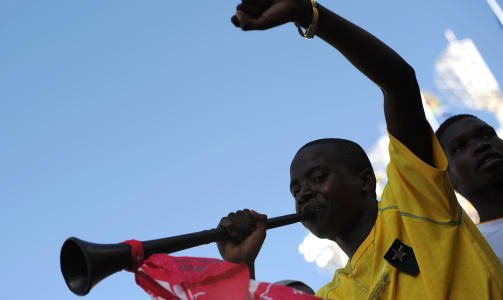 KLAGESTORM MOT VUVUZELAEN: Biesvermlyden vuvuzelaen lager irriterer mange TV-seere, tilskuere og spillere i S�r-Afrika. Foto: AFP PHOTO / CHRISTOPHE SIMON