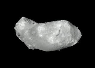 HET POTET: Etter to landinger lyktes Hayabusa forh�pentligvis med � sikre pr�ver fra den potetliknende asteroiden 25143 Itokawa. Foto: AP Photo/Japan Aerospace Exploration Agency/SCANPIX