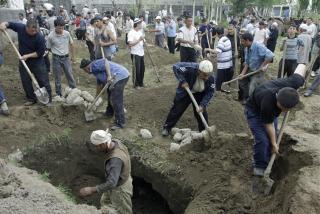 BEGRAVER SINE D�DE: Usbekere graver ut graver for noen av ofrene etter sammenst�tene mellom Kirgisere og Usbekere i Kirgisistan. Antallet drepte er i dag oppjustert til 124.Foto: EPA/IGOR KOVALENKO