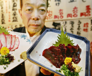DELIKATESSE: Hvalsashimi. Foto: AFP/Scanpix