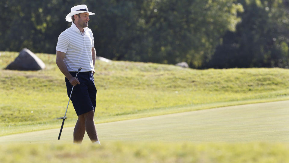 GREEN P� GREENEN: England-keeper Robert Green og resten av landslagskollegene koblet av p� golfbanen dagen etter 1-1 kampen mot USA.Foto: SCANPIX/AFP PHOTO/PAUL ELLIS