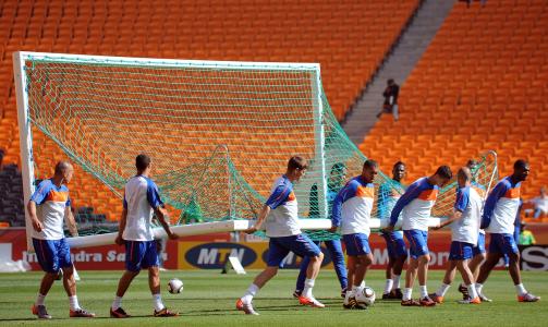 STORFAVORITTER: De nederlandske spillerne m�tte ta tak selv da de trente p� Soccer City Stadium i dag. Foto: EPA/GEORGI LICOVSKI