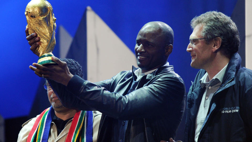 VEKKER REAKSJONER: Patrick Vieira (i midten) viser fram VM-trofeet under �pningskonserten i Soweto. Italienerne mener at en regjerende verdensmester burde f�tt gj�re det. Foto: AFP PHOTO / JEWEL SAMAD