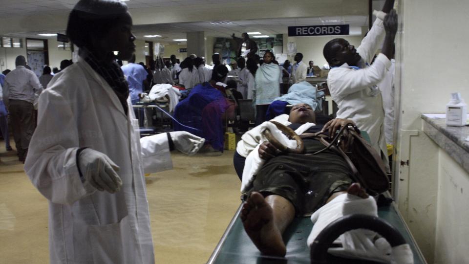 BLE SKADD: Denne mannen f�r hjelp p� et sykehus i Nairobi, sammen med flere andre ofre for bomben. Foto: Sayyid Azim/AP/Scanpix