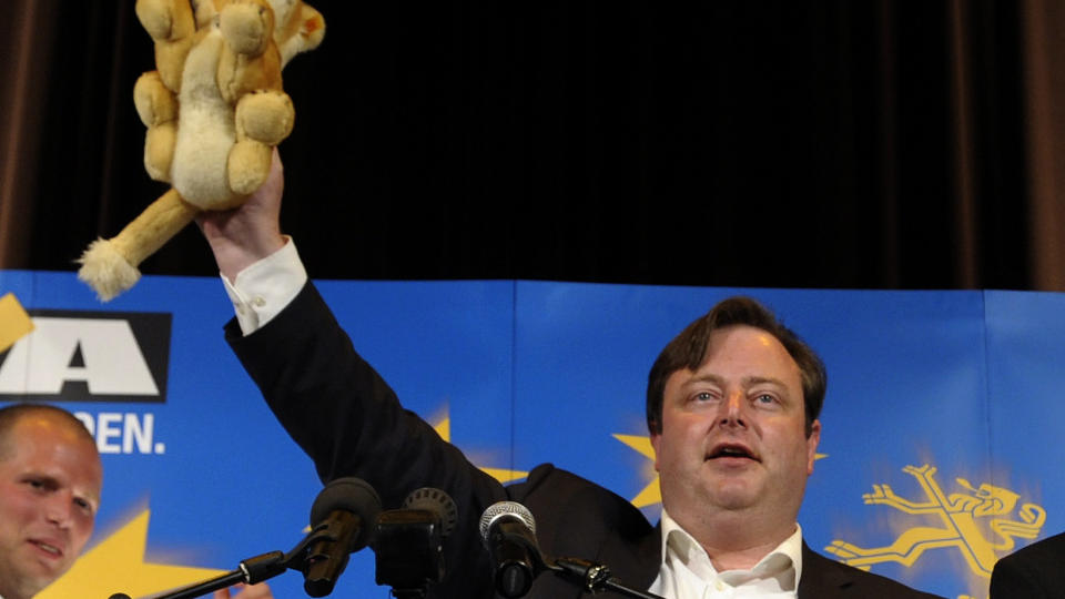 S�R SPLID: Det nasjonalistiske flamske partiet Ny flamsk allianse (NVA), som p� sikt �nsker uavhengighet for Belgias nordlige region Flandern, ligger an til � bli st�rste parti i det belgiske valget s�ndag. Foto: REUTERS/Eric Vidal/Scanpix