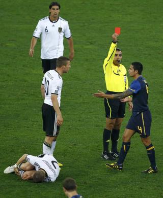 UTVIST ETTER EN SNAU TIME: Tim Cahill traff Bastian Schweinsteiger med kn�rne f�rst. Dommer Marco Rodriguez fra Mexico var n�del�s.  Foto:    REUTERS/Kai Pfaffenbach