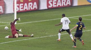 4-0: Innbytter Cacau scoret etter to minutter p� banen. Foto: REUTERS/Rogan Ward
