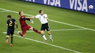 2-0: Schwarzer er p� b�rtur, og Klose stanger inn Tysklands andre. Foto: EPA/ALI HAIDER