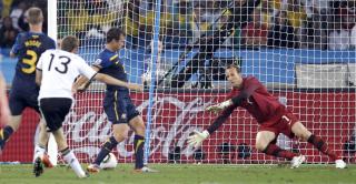 3-0: Thomas M�ller via stolpen. Foto: REUTERS/Paul Hanna