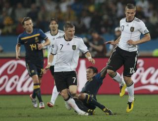 DIREKTE R�DT?: Slik gikk Tim Cahill til verks mot Bastian Schweinsteiger. Foto: REUTERS/Ina Fassbender
