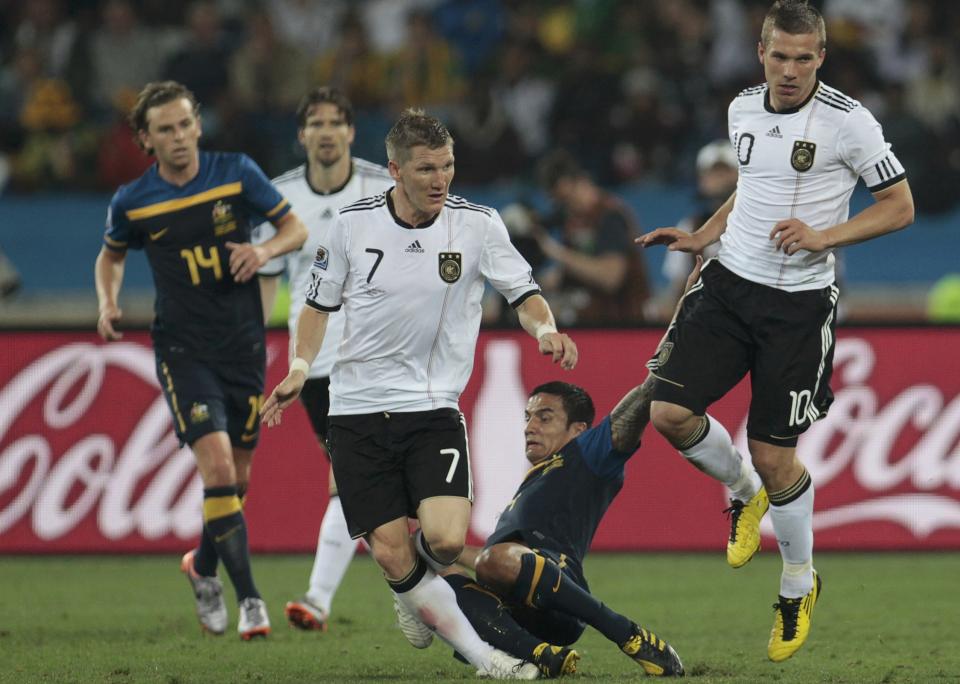 BESKYTTES: Man har spillere slippe unna med mindre enn det Tim Cahill gjorde etter denne taklingen p� Bastian Schweinsteiger. Selv om utvisningen av den australske n�kkelspilleren var streng, kan man spore en ny linje i VM der dommerne beskytter angrepsspillere i st�rre grad, skriver Esten O. S�ther.Foto: SCANPIX/REUTERS/Ina Fassbender
