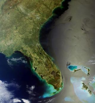 BOBLENDE: Alene er de sm�, men kombinert kan det enorme antallet bobler p� verdens hav p�virke klimaet, sier Dr. James C. Bird til Dagbladet. Her er Florida og USAs �stkyst fotografert av ESAs Envisat-satellitt. Foto: ESA