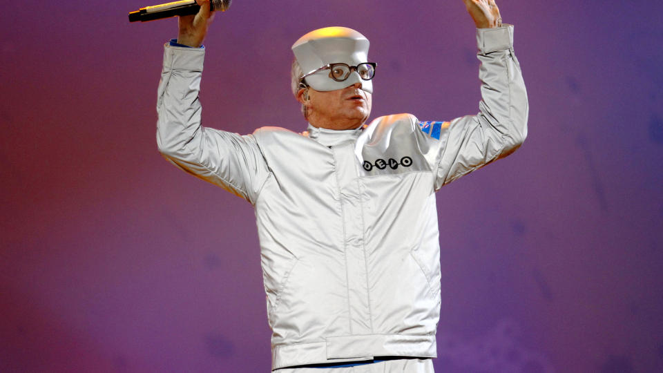 DEVO: Mark Mothersbaugh i Devo, for anledningen i gr�tt sceneantrekk. Foto: Mike Segar/Reuters/Scanpix