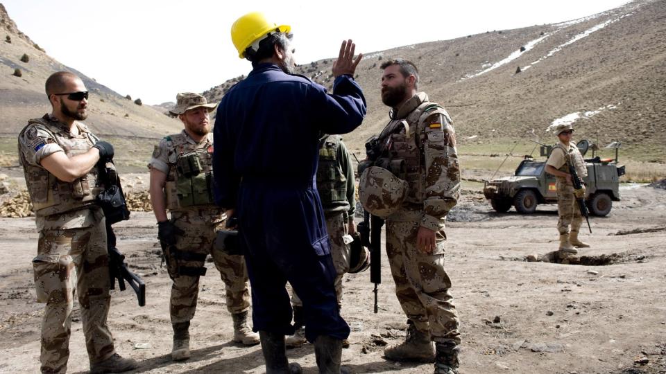 UTFORDRING: Et gigantisk mineralfunn, av b�de gull, jern, kobber og kobolt kan bli Afghanistans redning eller forbannelse. Landet produserer ogs� kull, som her i Herat, der spanske styrker i mars var innom p� inspeksjon. Foto: Scanpix