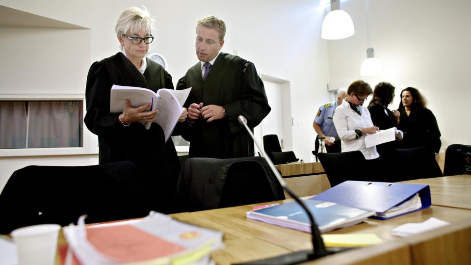SKAL LESE DOMMEN: Forsvarerne til Erik Andersen, Gunhild L�rum og Gard Lier, skal g� grundigere gjennom dommen og bruke den neste tida sammen med 58-�ringen for � se om de skal anke den videre til lagmannsretten. Foto: Torbj�rn Gr�nning
