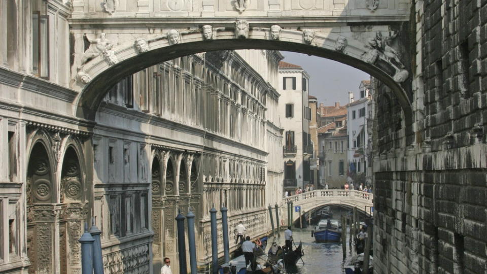 VENEZIA: Marina Fioratos bestselger handler om en glassbl�ser i Venezia. Her fra Sukkenes bro - Ponte dei Sospiri.
Foto: Geir B�lstad