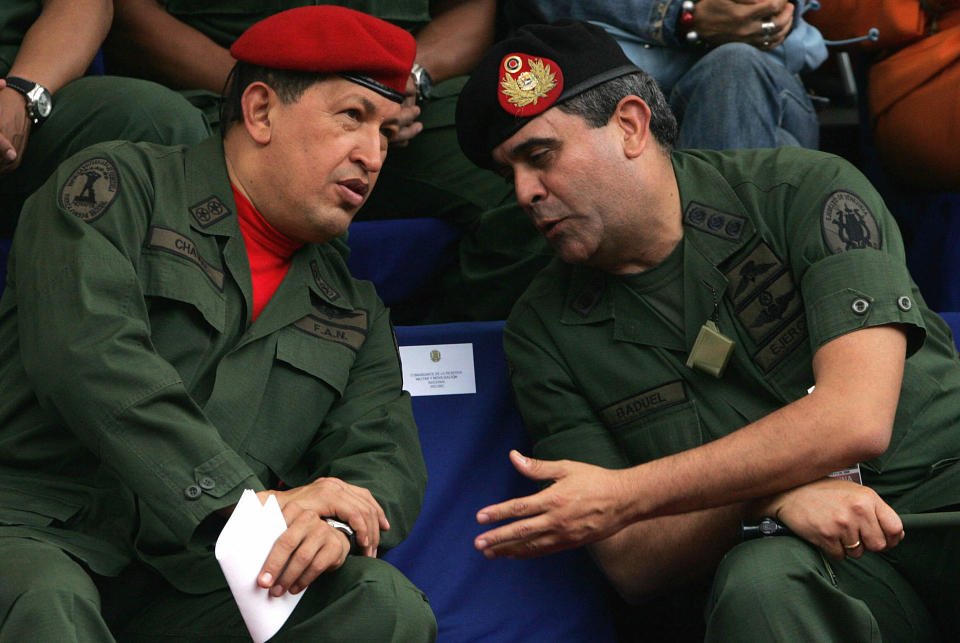 MENS DE FORTSATT VAR VENNER: Hugo Chavez i samtale med sin dav�rende forsvarsminister, general Raul Baduel, under en innsettelsesseremoni i 2006. �ret etter gikk Baduel ut med offentlig kritikk av Chavez. I fjor ble han arrestert for korrupsjon og n� har han f�tt dommen p� nesten �tte �r. Foto: AFP/Juan BARRETO