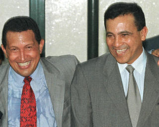 BR�T OGS� UT: Yoel Acosta var ogs� en av de fem offiserene. I 1992 hjalp han Chavez i kuppfors�ket. Bildet er tatt i 1999 mens de fortsatt var venner. �ret etter br�t Acosta med sin gamle venn, han var kritisk til korrupsjon og politisk hestehandel. Kiritikken var det f�rste alvorlige bruddet i Chavez-fl�yen og utgjorde et stort problem for ham. Foto: Kimberly White/REUTERS