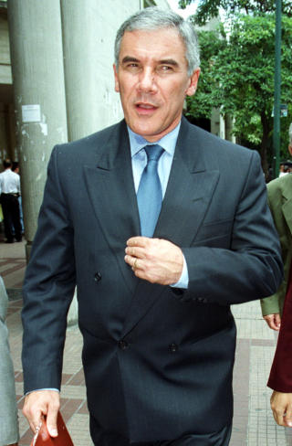 BR�T UT I 2000: Jesus Urdaneta var ogs� med i 1982. De fem offiserene ville fremme endringer i landet. Urdaneta ble senere sjef for det hemmelige politiet under Chavez. I 2000 gikk han ut mot Chavez. Foto: AP