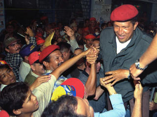 HAR FORTSATT STOR ST�TTE: Hugo Chavez har vunnet valgene igjen og igjen, og valgene karakteriseres som rettferdige. Foto: AP