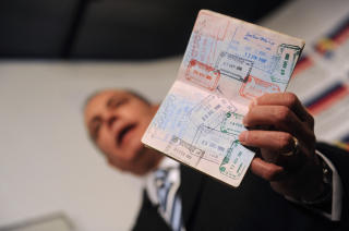 FIKK POLITISK ASYL I PERU: Opposisjonspolitiker Manuel Rosales stilte mot Chavez i 2006. Han r�mte fra korrupsjonsanklager i Venezuela. Han mener det dreier seg om politisk forf�lgelse. Foto: AFP/RAUL GARCIA PEREIRA