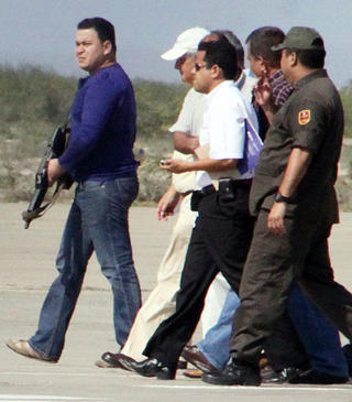 ARRESTERTE TV-SJEFEN: Venezuelansk politi arresterte i Guillermo Zuloaga (i hvit caps), lederen for den opposisjonelle tv-kanalen Globovision, ble arrestert i mars. N� er han p� frifot igjen, men risikerer ny arrestasjon. Foto: AFP