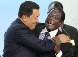 OGS� VENNER: Her gir Chavez Zimbabwes Robert Mugabe en klem under et m�te i 2005. Foto: AFP/ Giulio NAPOLITANO