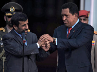 VELGER UDEMOKRATISKE VENNER: Hugo Chavez tok imot Irans president Mahmoud Ahmadinejad i presidentpalasset i Caracas i november i fjor. Foto: AFP/Juan BARRETO