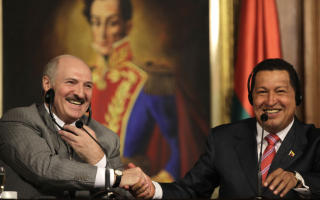 VENNER MED EUROPAS SISTE DIKTATOR: Hviterusslands Aleksandr Lukasjenko og Chavez i presidentpalasset i mars i �r. Foto: AP/Ariana Cubillos