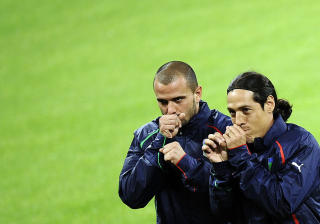 LUFT-VUVUZELA: Mauro Camoranesi og Simone Pepe bl�ste p� luft-vuvuzela under g�rsdagens italienske trening i S�r-Afrika.Foto: AFP PHOTO  / Filippo MONTEFORTE
