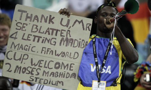 EN NASJONALT SYMBOL: Vuvuzelaene er sv�rt popul�re i S�r-Afrika. Resten av verden kan derimot styre sin begeistring. Foto: AP Photo/Gero Breloer)