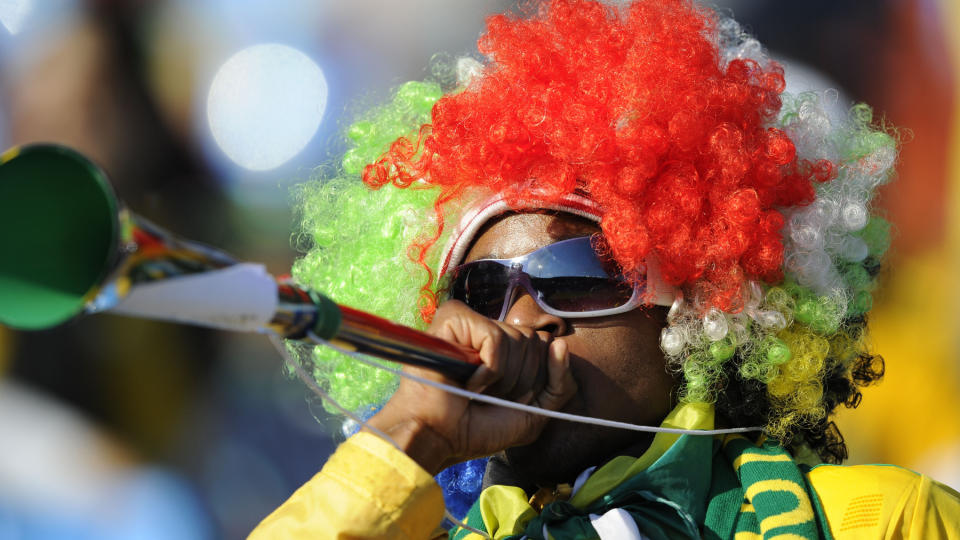VMs PLAGE�ND: Vuvuzelaen er kommet for � bli, sier FIFA. Det er bare � st�lsette seg. Foto: AFP PHOTO / GIANLUIGI GUERCIA