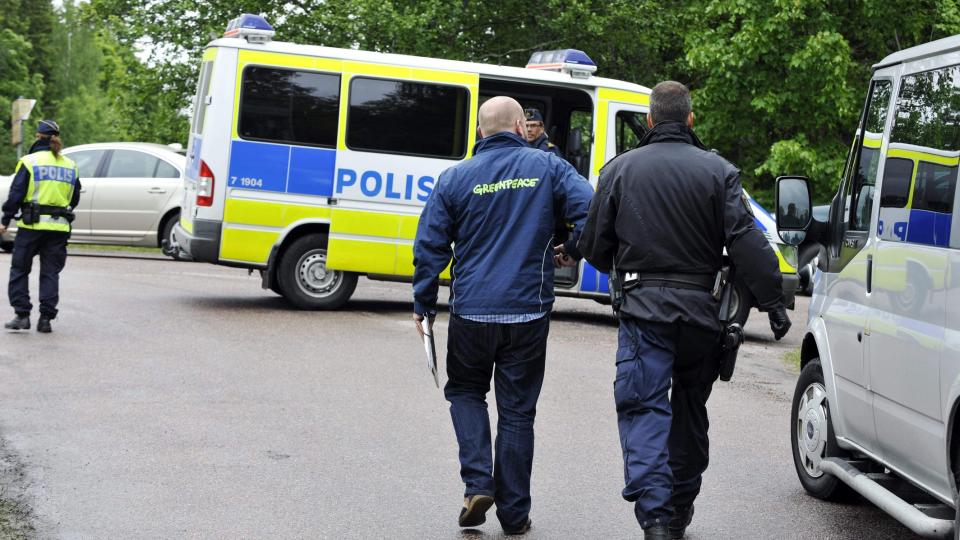KONFRONTASJON: Svensk politi p�grep minst 50 aktivister fra Greenpeace som tok seg inn til Forsmark-anlegget nord for Stockholm mandag. Den svenske milj�ministeren kaller aksjonen uakseptabel og har bedt om en rapport om hendelsen. Foto: AP/Scanpix